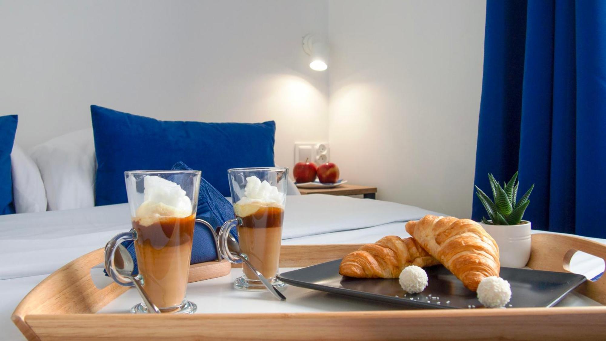 Mile Gdansk Airport & Parking Dlugoterminowy Bed & Breakfast Exterior photo
