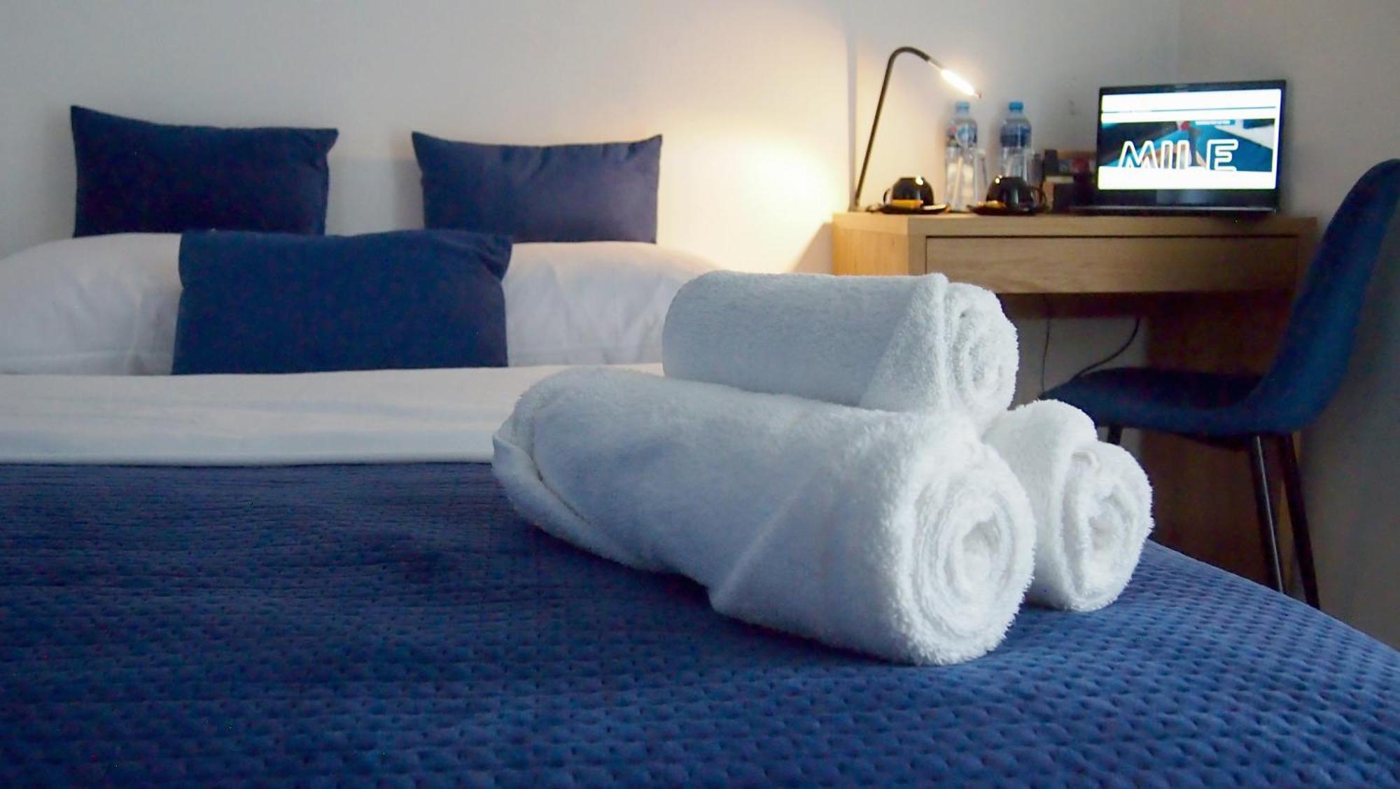 Mile Gdansk Airport & Parking Dlugoterminowy Bed & Breakfast Exterior photo